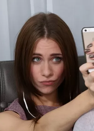 Молодая красотка Аня Олсен делает селфи в штанах для йоги, прежде чем раздеться догола 80231121