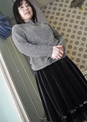 Asian granny Yumi Ohno undressing and vibing her hairy cunt