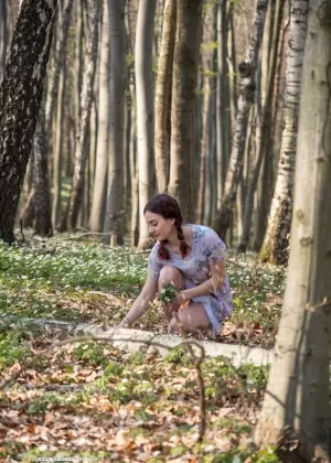 Новичок Глория обнажает свое молодое девичье тело на поваленном дереве в лесу