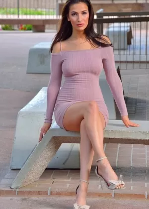 Горячая девушка-подросток задирает свое платье на скамейке в парке и вставляет анальную пробку в задницу