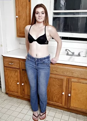 Подросток любитель Стейси Линн играет с розовой пиздой после раздевания на кухне