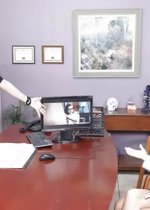 Горячий секс в лездоме между грудастой доммой и покорной шлюшкой