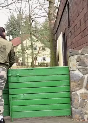 Симпатичная девушка обнажает свою грудь и нижнее белье в общественных местах