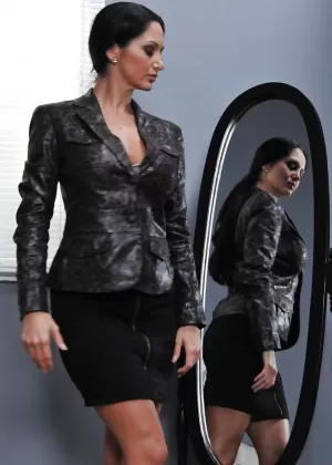 МИЛФ красотка Ава Аддамс одевается и мастурбирует на офисном столе