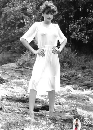 Изящная брюнетка демонстрирует свои товары в этом винтажном фотосете