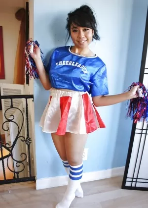 Корейская любительница Максин снимает большие натуральные сиськи с униформы болельщицы