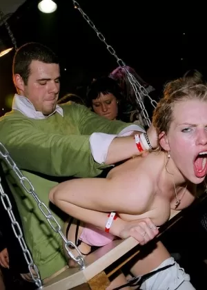 Сумасшедшие сучки сходят с ума в групповой оргии и получают грубый трах в жопу и пизду