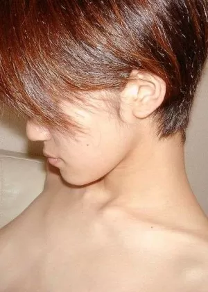 Японская девушка с короткими волосами обнажает свои упругие сиськи и тугую попку, раздеваясь