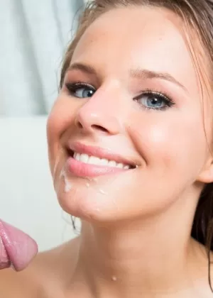 Гламурные шлюшки по очереди сосут большой стояк и делятся спермой