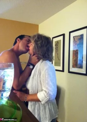 Волосатая модель Велма имеет ноги, которые требуют внимания любителей волосатых женщин