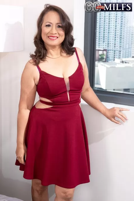 Полная зрелая леди Майя Луна оказывается сверху во время секса с молодым человеком