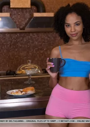 Британская цыпочка Виктория Саммерс работает своей большой задницей, соблазняя чернокожего мужчину