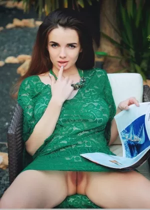 Великолепная молоденькая Мэйбл откупоривает большие натуральные пробки, показывая свою лысую киску