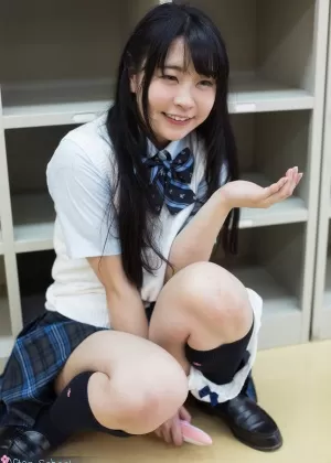 Японская школьница получает сперму в открытый рот во время орального секса с учителем