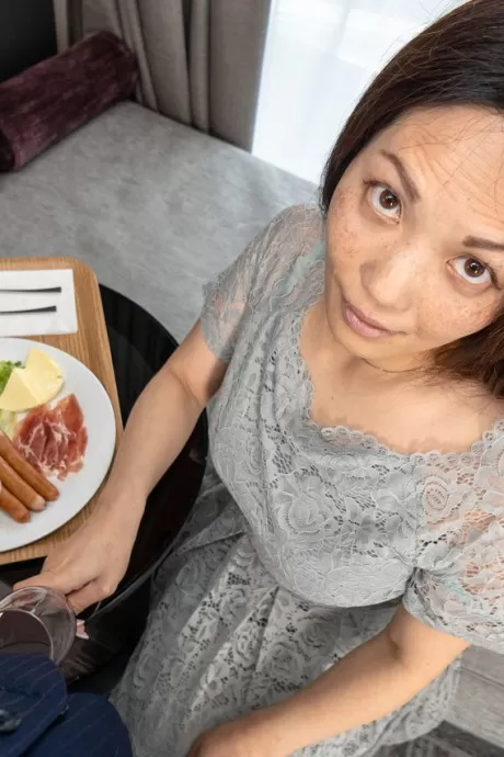 Натуральная волосатая мамаша Мидори Минами в стиле POV