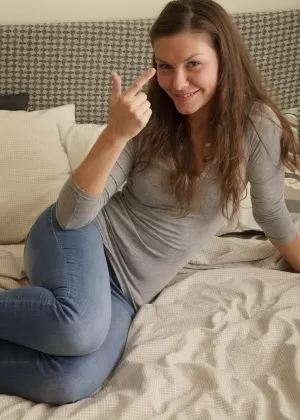 Сладкая молоденькая Кристель соблазняет своего сводного брата в джинсах