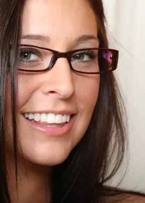 Сладкая красотка в чудесных очках Грейси Глэм снимает свои обтягивающие шорты