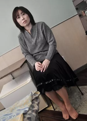 Уродливая зрелая азиатка Цуяко Миятака и ее очень волосатая киска