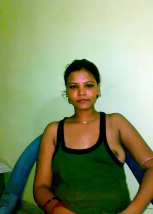 Симпатичные индийские подростки впервые занимаются сексом девушка с девушкой на камеру