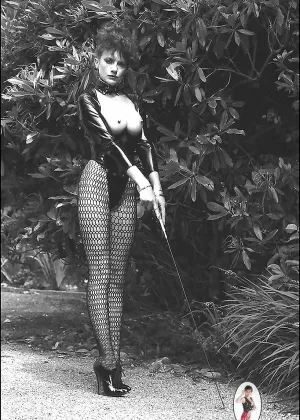 Горячая зрелая нейлоновая Джейн наклоняется в черных шелковых чулках и подвязках