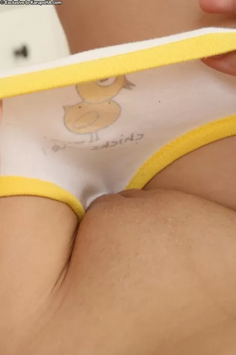 Молоденькая неопытная Аманда широко раскрывает свои половые губки на своей кровати