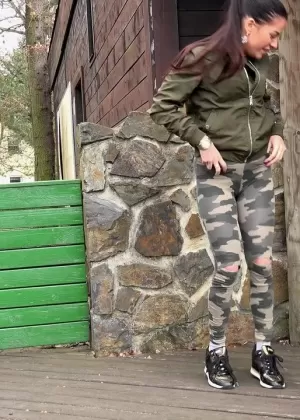 Молоденькая любительница Аби полощет рот после траха на кладбище