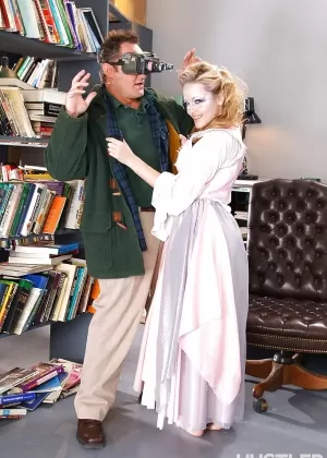 Блондинка МИЛФА порнозвезда Алексис Техас обнажает большие сиськи и сосет член