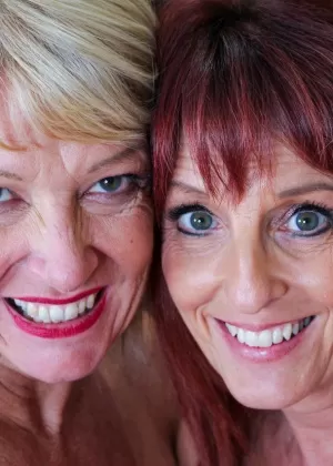 Зрелые разведенки впервые занимаются лесбийским сексом на кухне