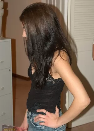 Брюнетка любительница курит, готовясь к важному моменту