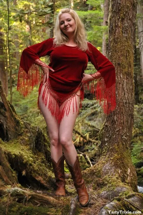 Зрелая любительница показывает свою голую задницу после раздевания в старовозрас 4