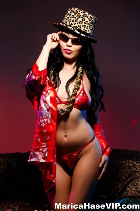 Подросток любитель Вива фаллоимитирует свою задницу перед тем, как трахнуть кулаком ее влагалище