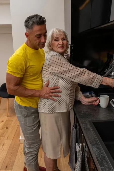 Бабуля с платиновой блондинкой соблазняет своего молодого любовника, пока он 2