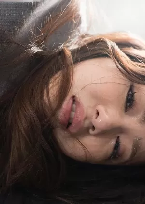 Японская школьница в униформе стоя на коленях давится огромным кончающим членом