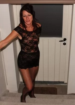 Симпатичная модель Софи снимает свои высокие каблуки и чулки, чтобы показать сексуальные босые ноги