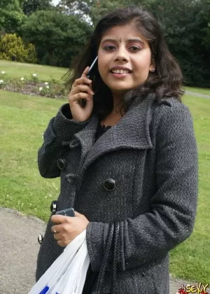 Симпатичная индийская жена раздевается для селфи со своим мужем в спальне