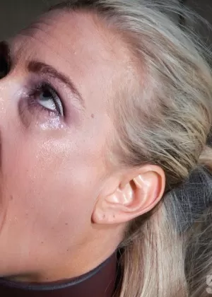 Искусственная блондинка Жизель Палмер получает сперму в открытый рот после анального траха