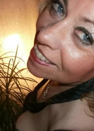 Молодая брюнетка Хейли Харт дрочит твердый член стоя на коленях