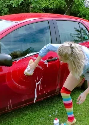 Горячая блондинка Вероника Лил вставляет в свою задницу анальную пробку перед анальным сексом