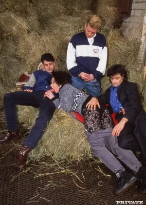 Богатая леди щеголяет красными губами, пока ее трахают работники фермы на сеновале