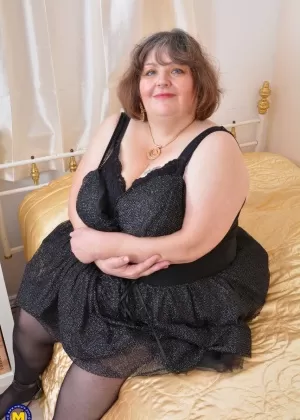 Распутная зрелая толстушки играет со своими отвисшими сиськами и мастурбирует в постели