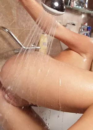 Мелани Монро натирает мылом свои красивые сиськи в душе