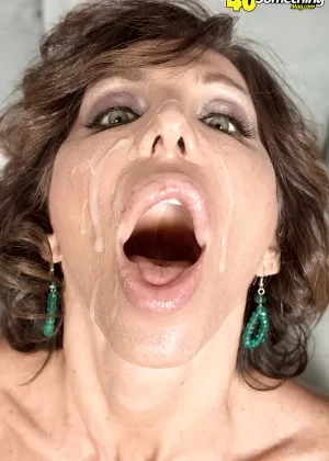 Грудастая милфа старше 40 лет Лайла Лали лижет мешочек с яйцами во время минета