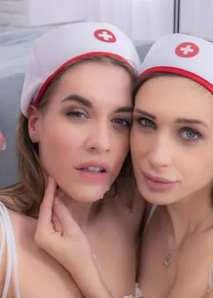 Медсестра с большими сиськами брюнетка Лиона делает минет этому толстому члену