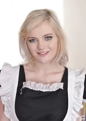 Блондинка евро горничная Карли Рей принимает грубый трах на лице в хардкор MMF 3some