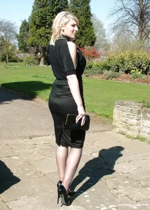 Не обнаженная позирует от сексуальной красотки Деми, которая любит делать это на открытом воздухе