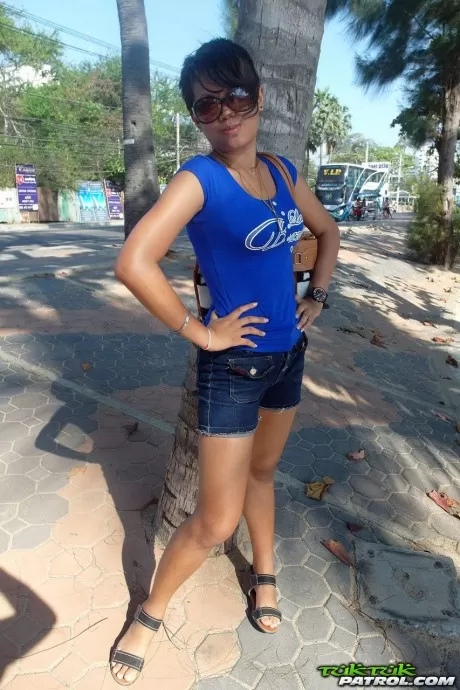 Тайская цыпочка обнажает свои упругие сиськи перед тем, как трахнуть секс-туриста