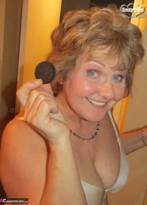 Коротко стриженная бабуля Дальни делает минет и мастурбирует своему мужчине