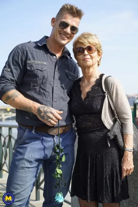 Похотливая бабуля и ее мальчик-игрушка распивают бутылку вина пер 15