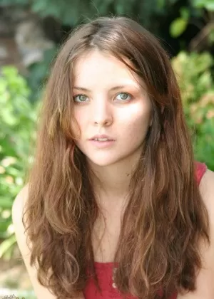 Любительская девушка Сиха обнажает свои крошечные ножки, прежде чем раздвинуть свою щелочку во дворе