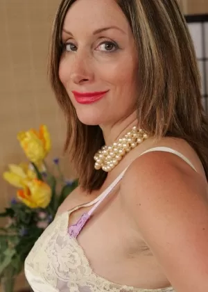 Черную цыпочку с большими сиськами и сочной попкой трахает белый парень